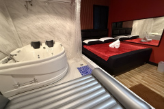 Snow White Jacuzzi Room
