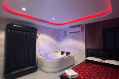 Snow White Jacuzzi Room