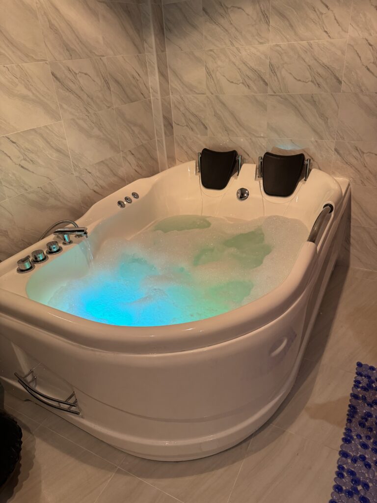 Snow White Massage Jacuzzi